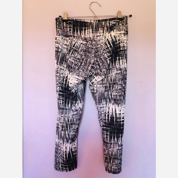 Onzie black & white static print cropped leggings - Picture 5 of 7